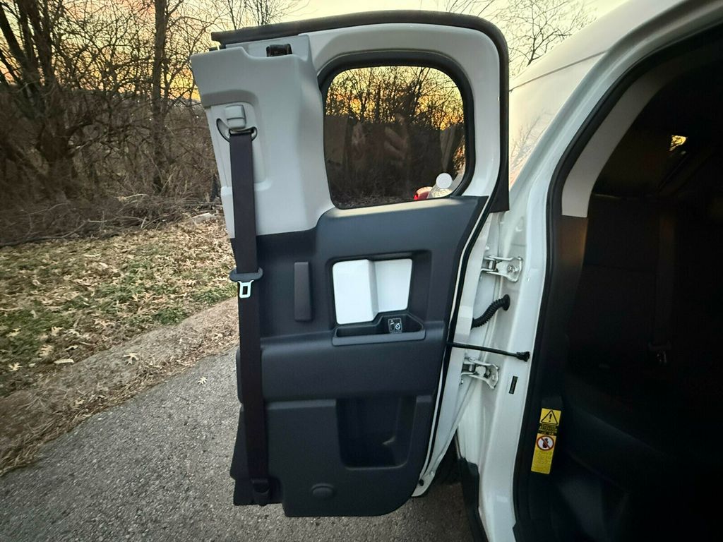 2011 Toyota FJ Cruiser 6-Speed Manual Trans, Rear Diff Lock, Upgrade / Convenience Pack - 22984371 - 32