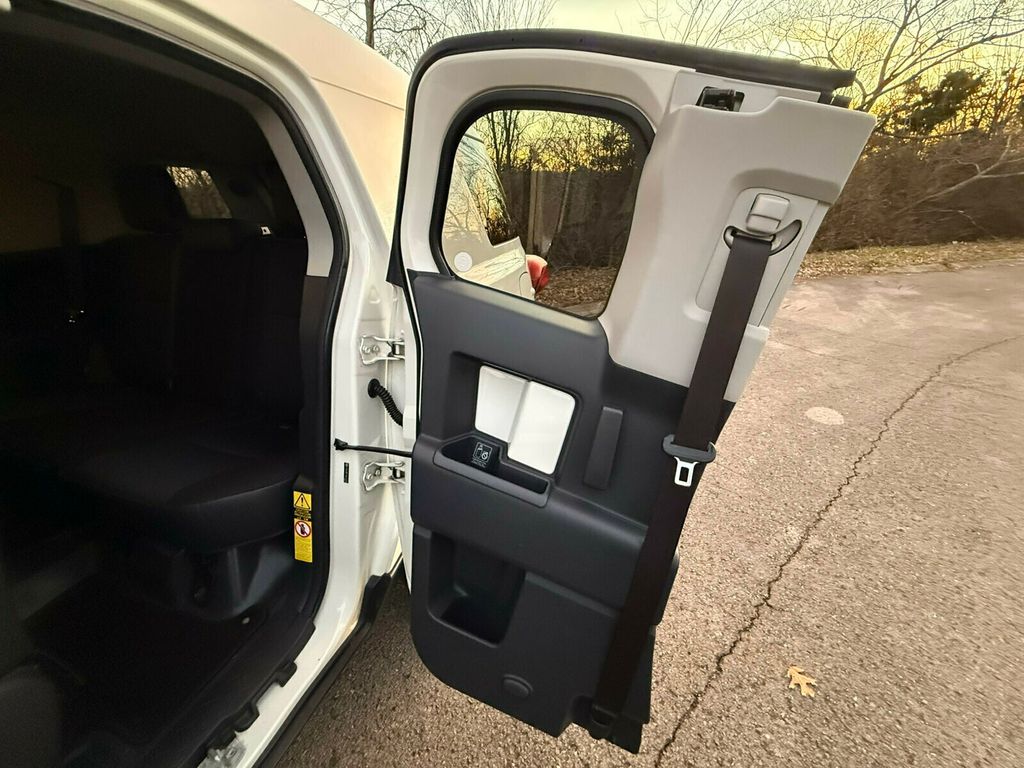 2011 Toyota FJ Cruiser 6-Speed Manual Trans, Rear Diff Lock, Upgrade / Convenience Pack - 22984371 - 39