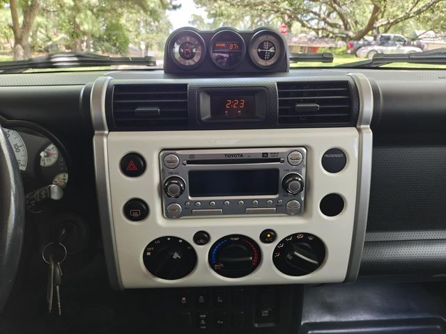 2011 Toyota FJ Cruiser  Print 2011 Toyota FJ Cruiser w/Rear Doors - 22902808 - 27