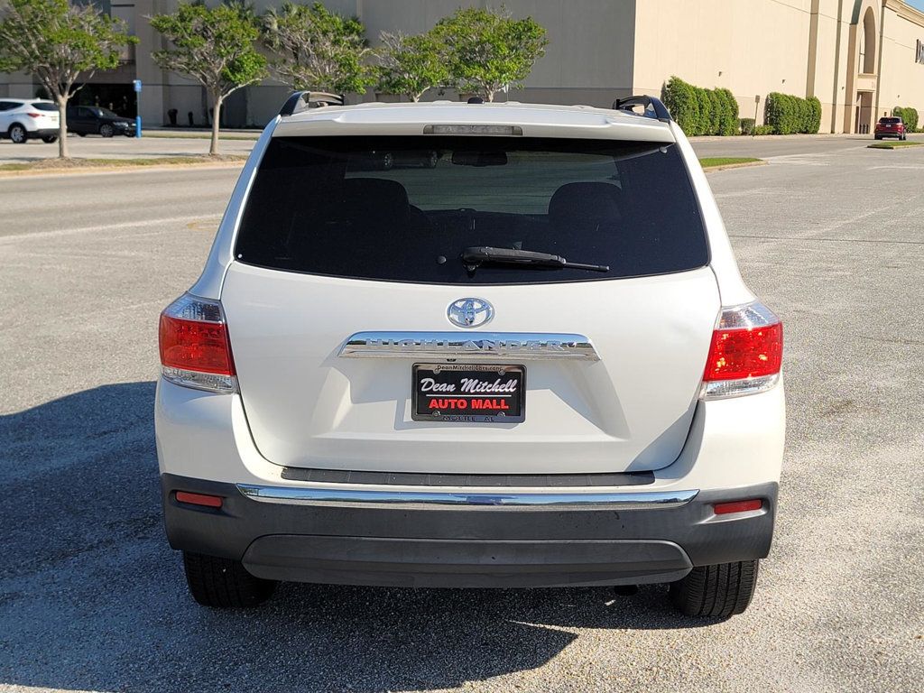 2011 Toyota Highlander SE photo 3