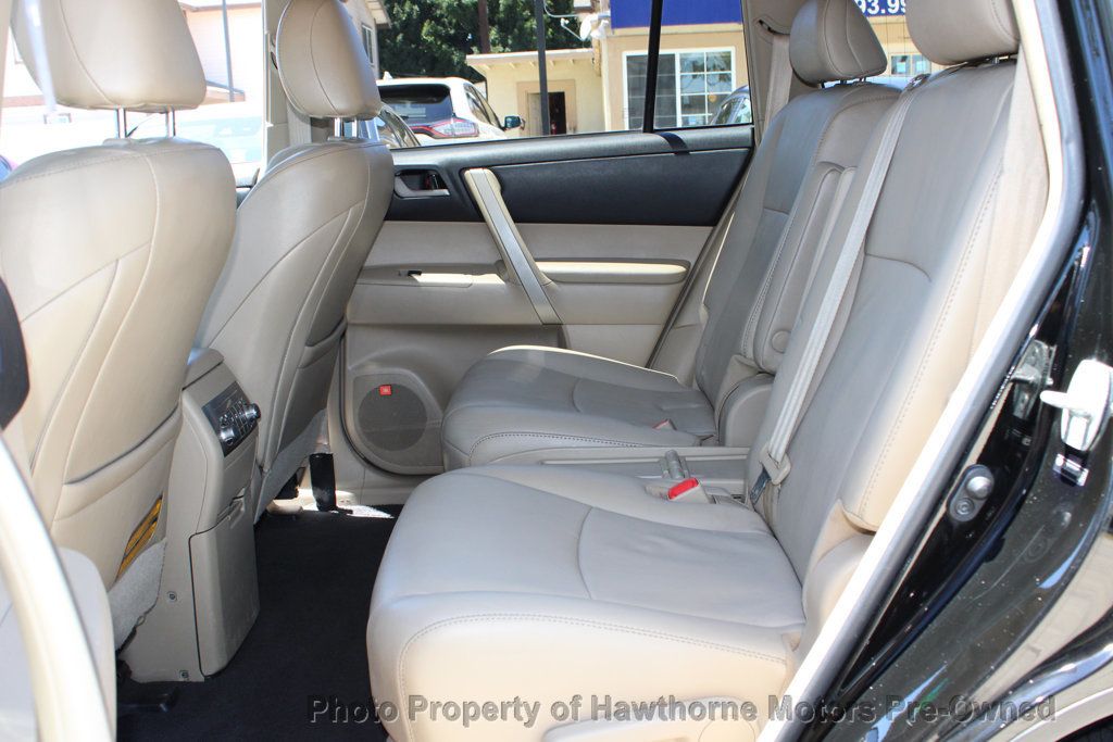 2011 Toyota Highlander SE photo 9