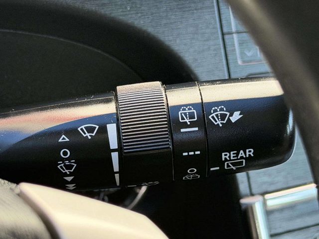 2011 Toyota Prius Five 4dr Hatchback - 22962835 - 36