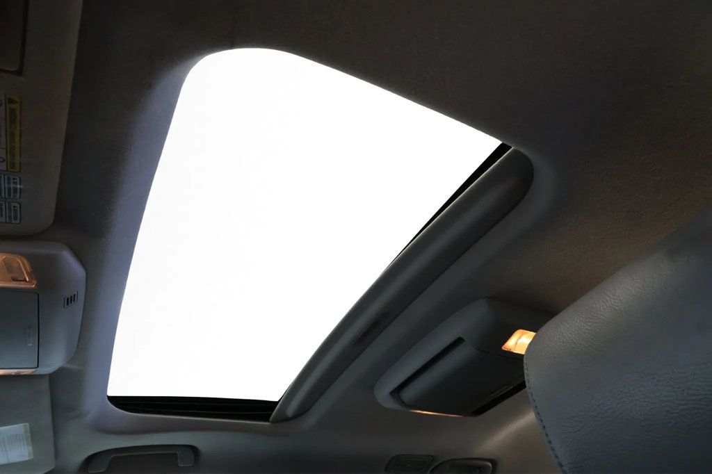 2011 Toyota Sequoia RWD LV8 6-Speed Automatic Platinum - 22934482 - 32