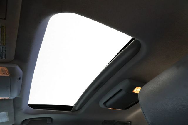 2011 Toyota Sequoia RWD LV8 6-Speed Automatic Platinum - 22934482 - 32