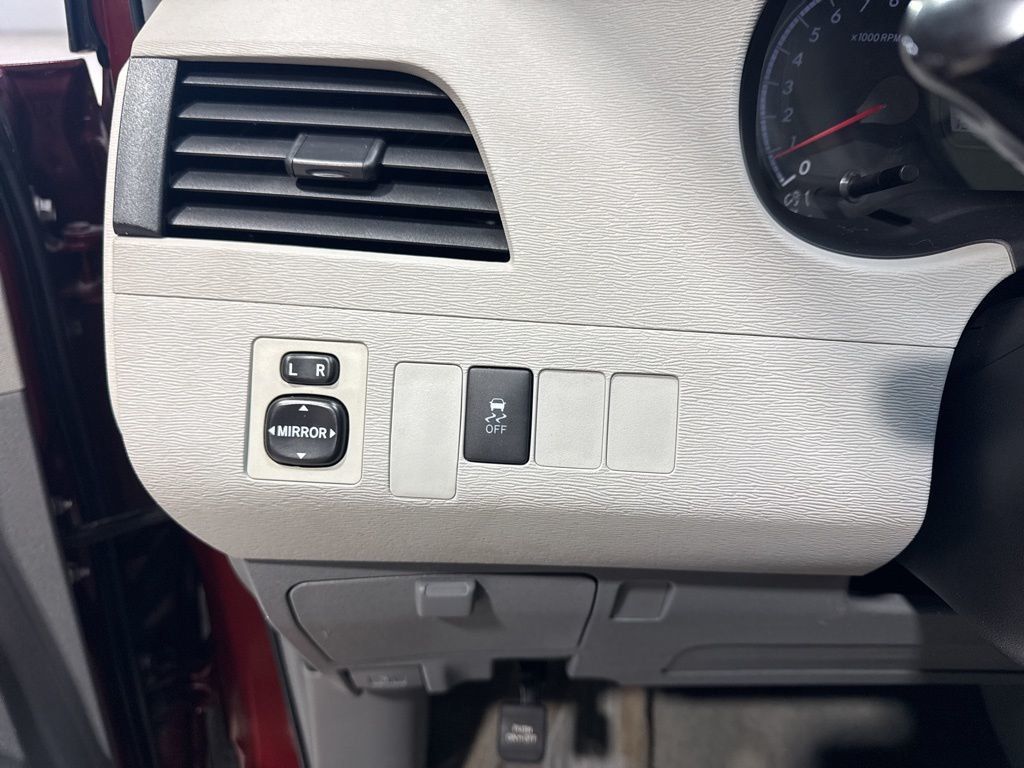 2011 Toyota Sienna 5dr 7-Passenger Van V6 FWD - 22973359 - 11