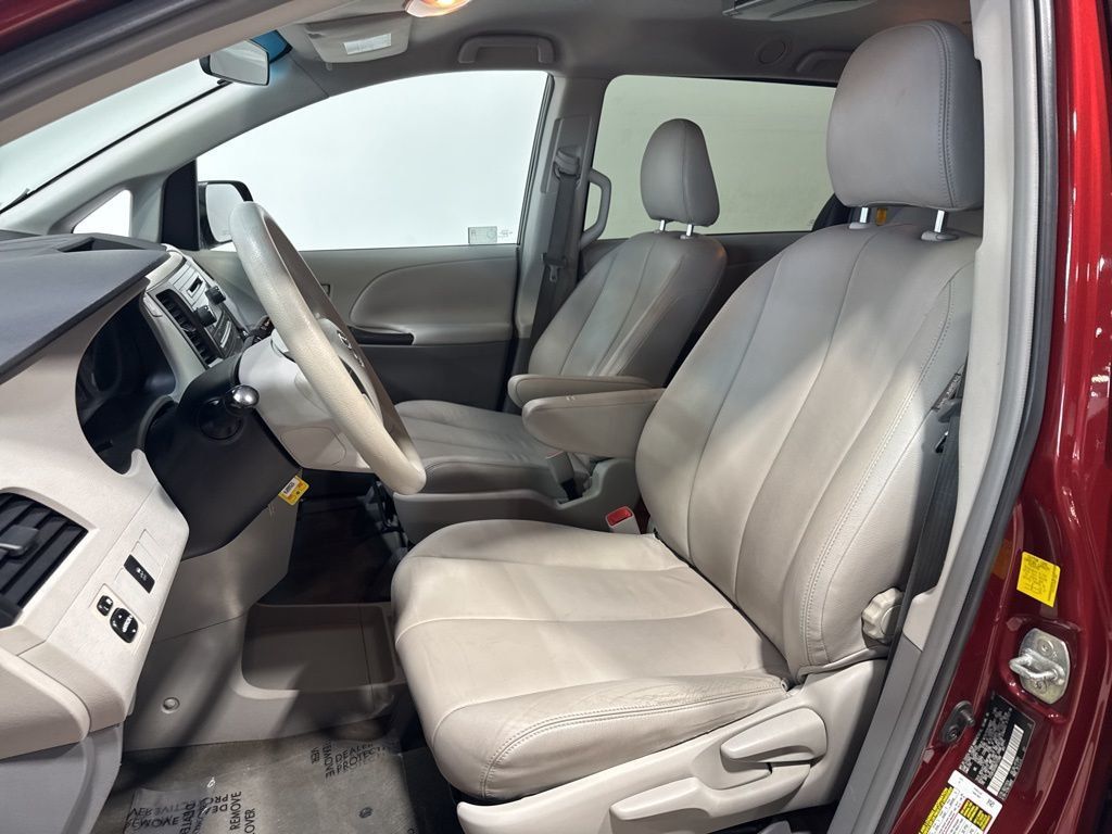 2011 Toyota Sienna 5dr 7-Passenger Van V6 FWD - 22973359 - 16