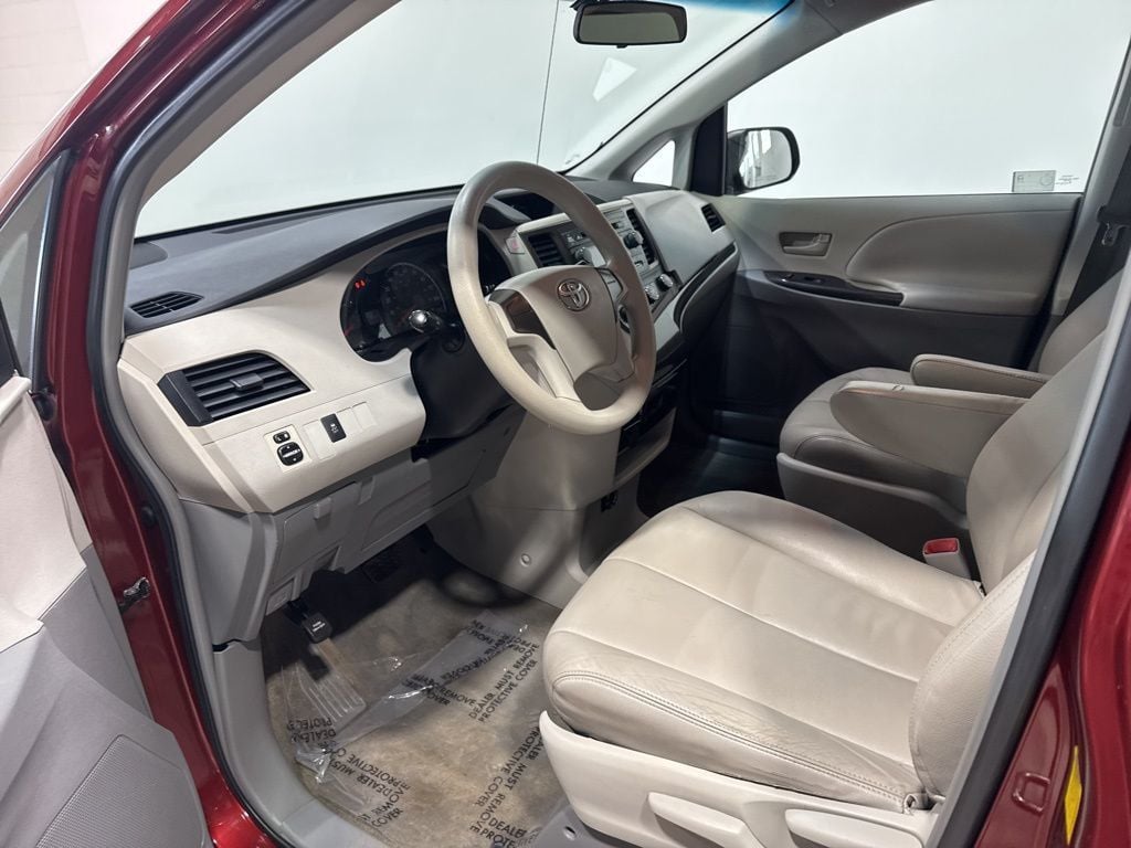 2011 Toyota Sienna 5dr 7-Passenger Van V6 FWD - 22973359 - 17