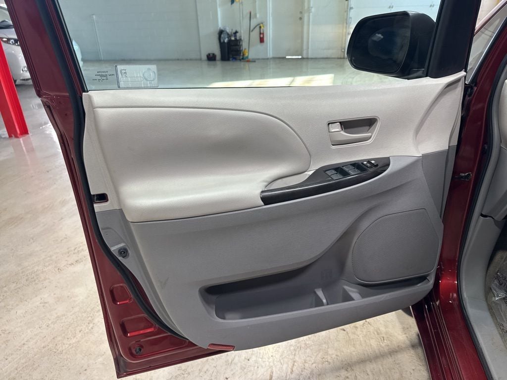 2011 Toyota Sienna 5dr 7-Passenger Van V6 FWD - 22973359 - 18