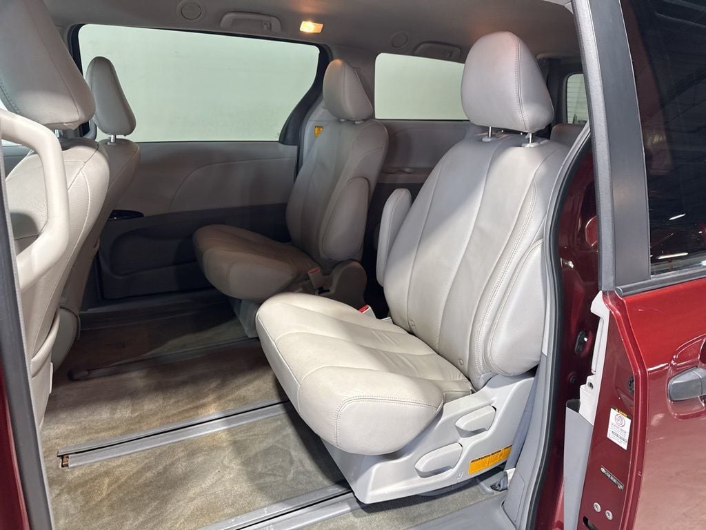 2011 Toyota Sienna 5dr 7-Passenger Van V6 FWD - 22973359 - 21