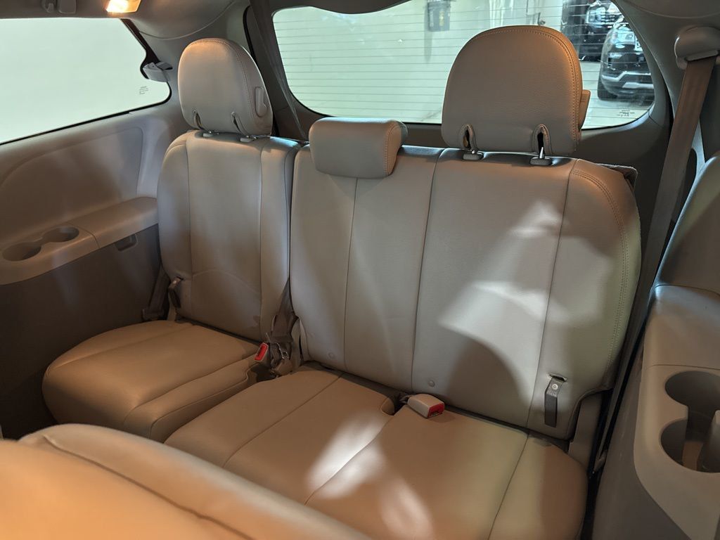 2011 Toyota Sienna 5dr 7-Passenger Van V6 FWD - 22973359 - 25