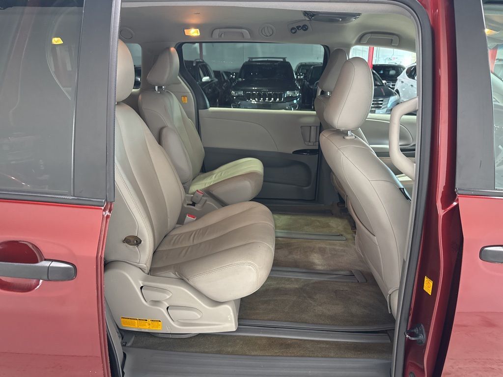 2011 Toyota Sienna 5dr 7-Passenger Van V6 FWD - 22973359 - 27