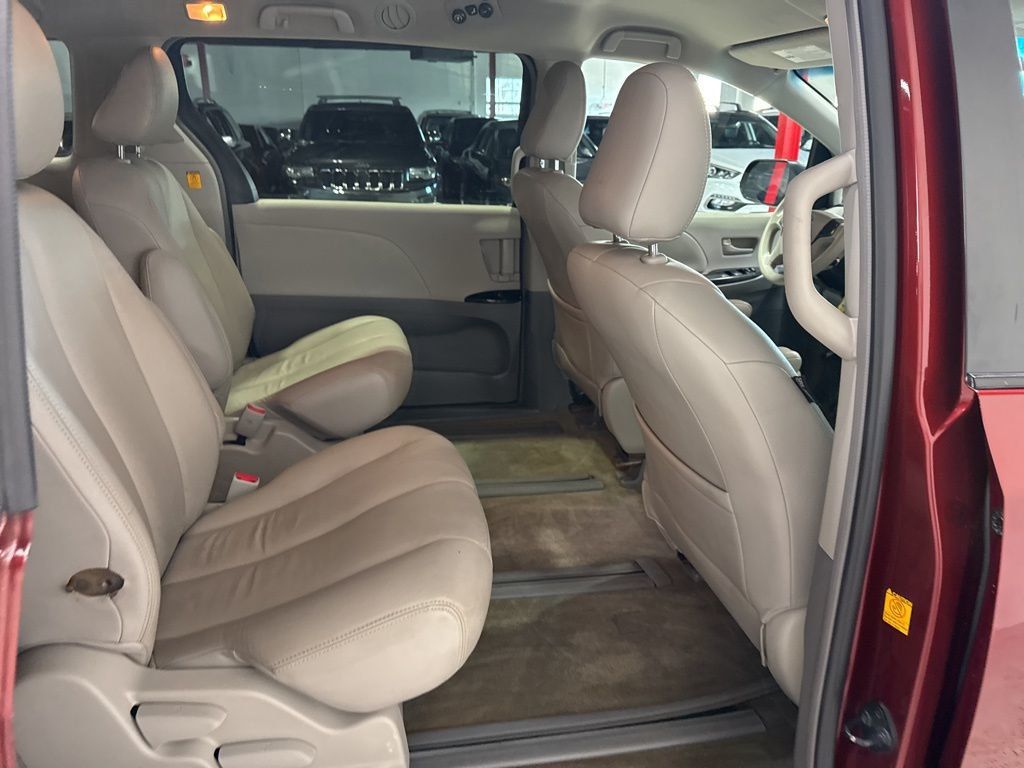 2011 Toyota Sienna 5dr 7-Passenger Van V6 FWD - 22973359 - 28