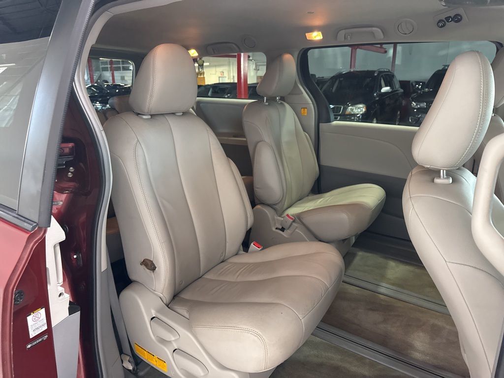 2011 Toyota Sienna 5dr 7-Passenger Van V6 FWD - 22973359 - 29