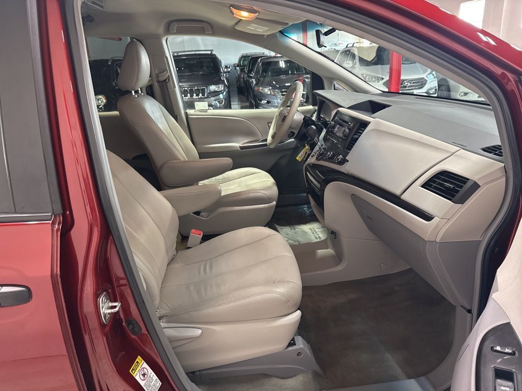 2011 Toyota Sienna 5dr 7-Passenger Van V6 FWD - 22973359 - 31