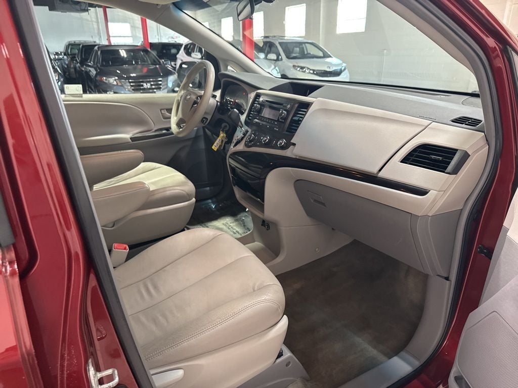 2011 Toyota Sienna 5dr 7-Passenger Van V6 FWD - 22973359 - 32