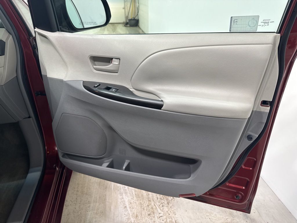 2011 Toyota Sienna 5dr 7-Passenger Van V6 FWD - 22973359 - 34