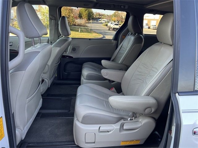2011 Toyota Sienna 5dr 7-Passenger Van V6 Ltd FWD - 22942967 - 15