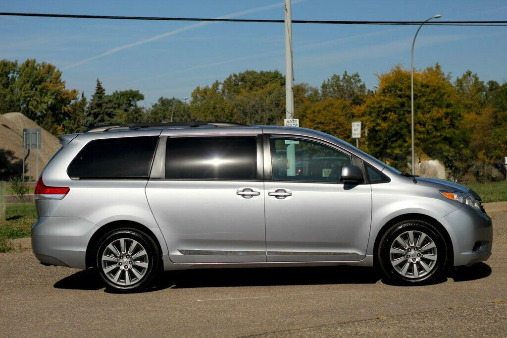 2011 Toyota Sienna LE photo 2