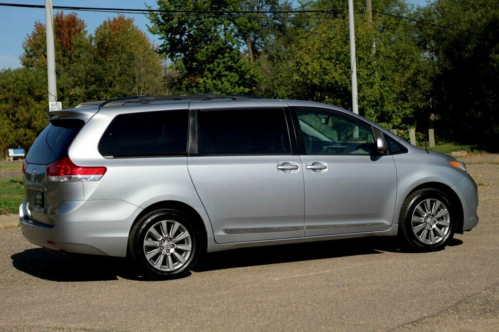 2011 Toyota Sienna LE photo 3
