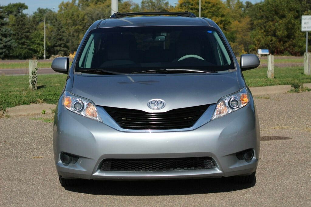 2011 Toyota Sienna LE photo 4
