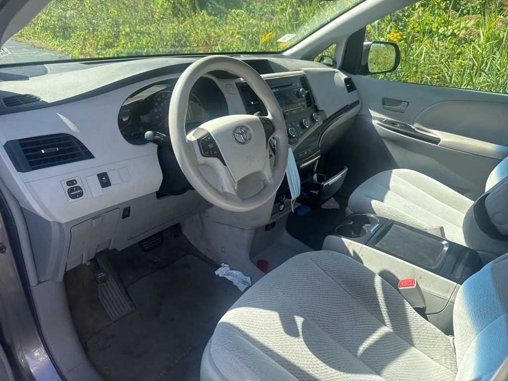2011 Toyota Sienna Base - 22923615 - 10