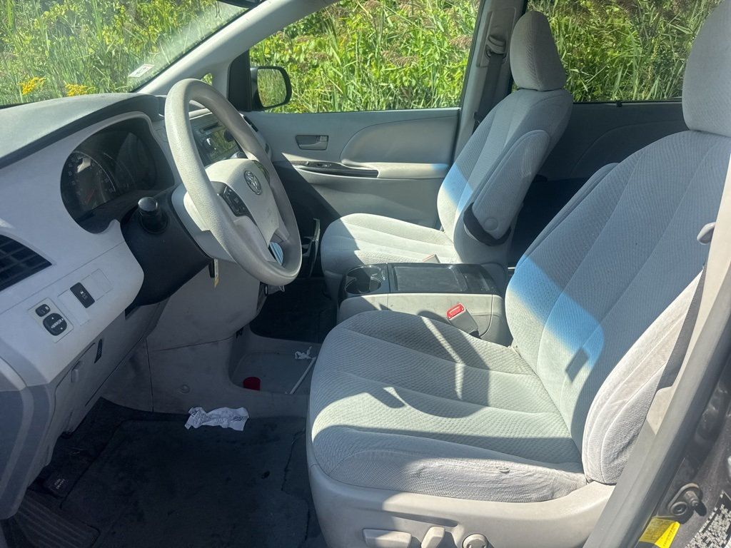 2011 Toyota Sienna Base - 22923615 - 11