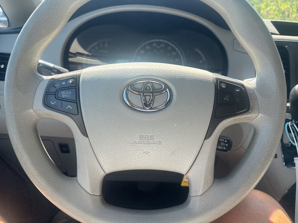 2011 Toyota Sienna Base - 22923615 - 12