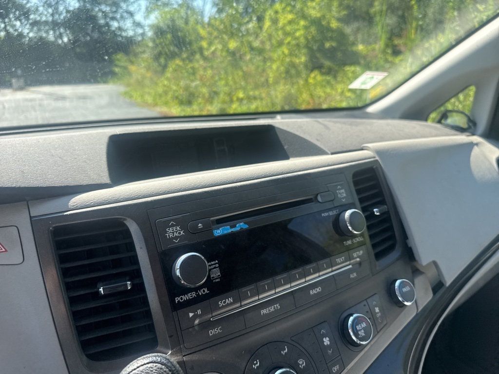 2011 Toyota Sienna Base - 22923615 - 14