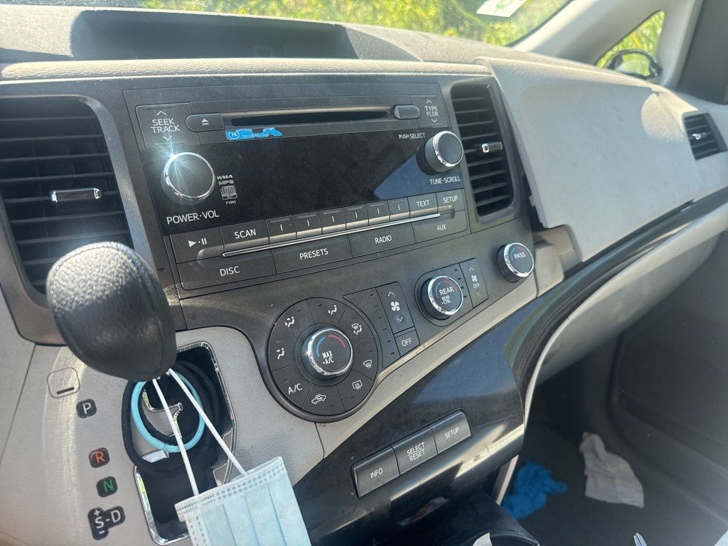 2011 Toyota Sienna Base - 22923615 - 15