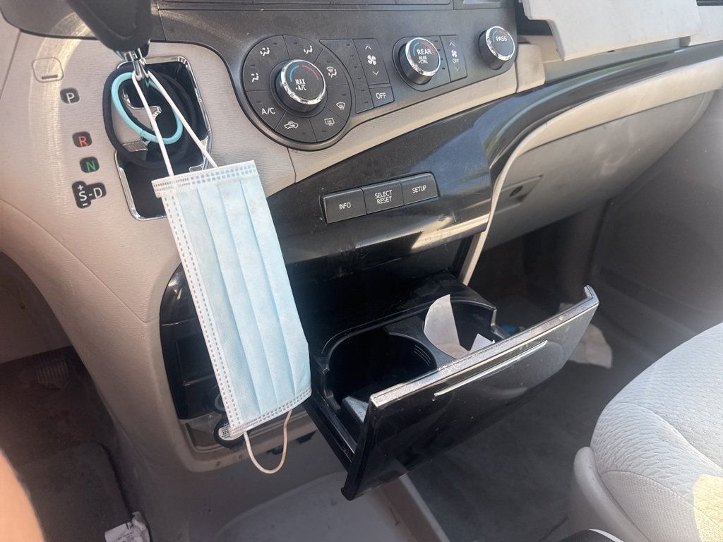 2011 Toyota Sienna Base - 22923615 - 16