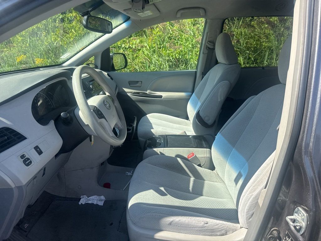 2011 Toyota Sienna Base - 22923615 - 6