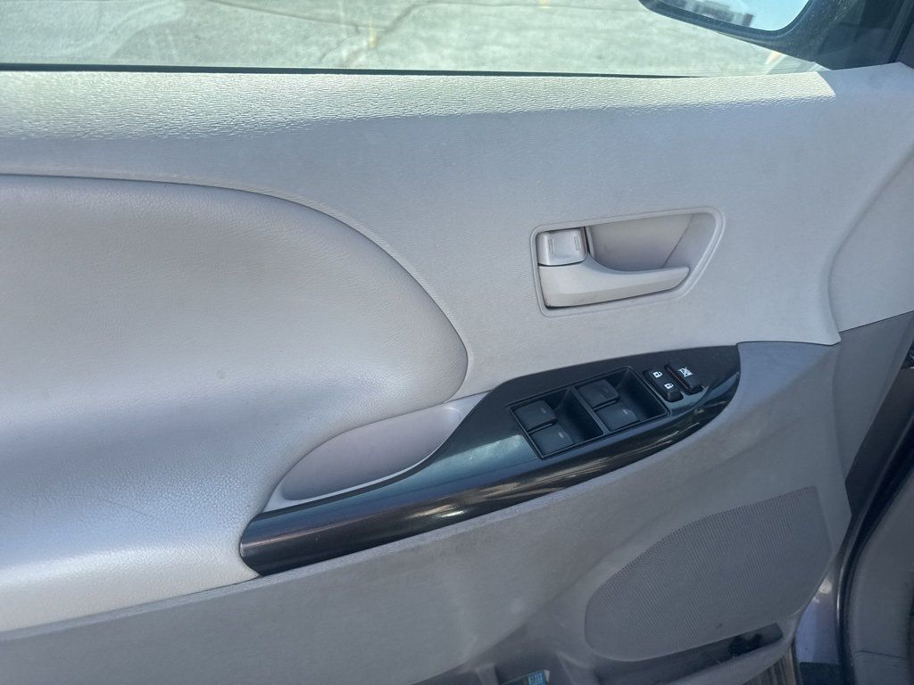 2011 Toyota Sienna Base - 22923615 - 7