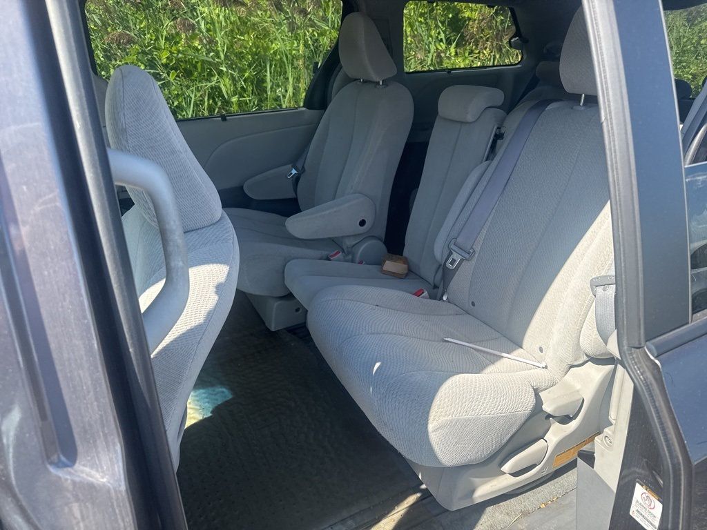 2011 Toyota Sienna Base - 22923615 - 8