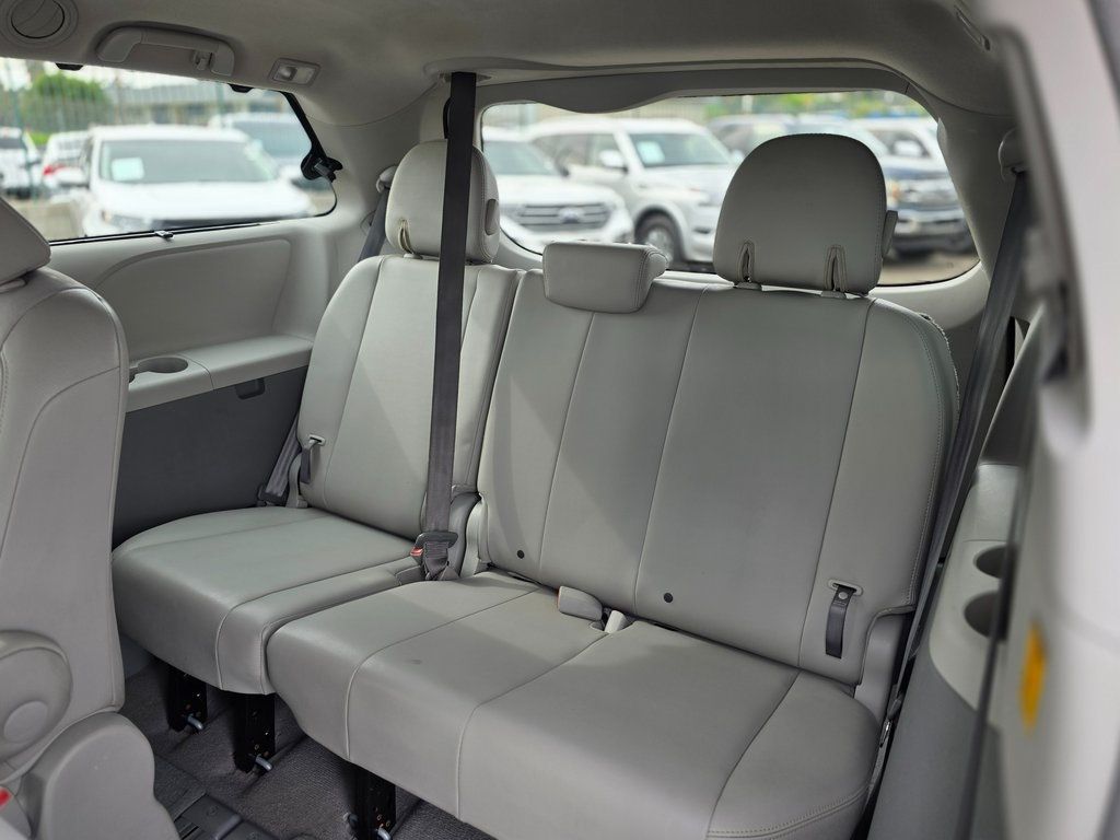 2011 Toyota Sienna Base - 22979169 - 18