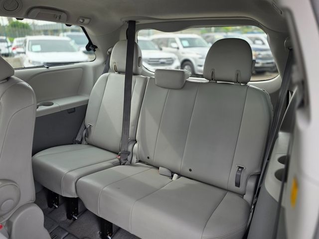 2011 Toyota Sienna Base - 22979169 - 18