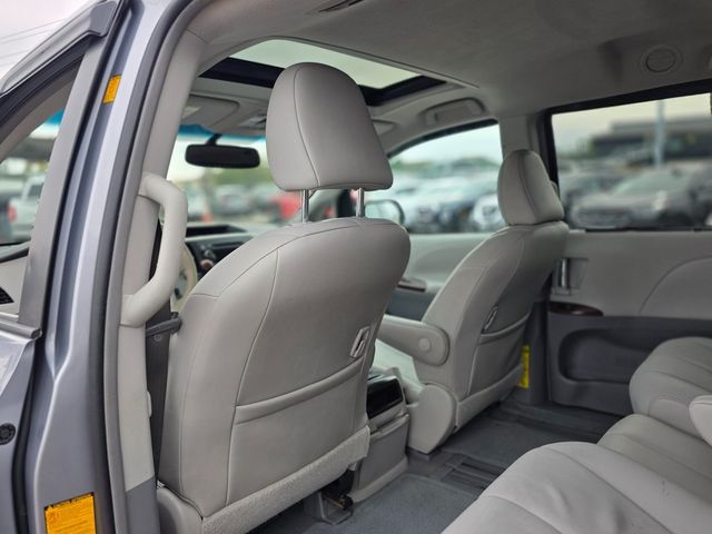 2011 Toyota Sienna Base - 22979169 - 21