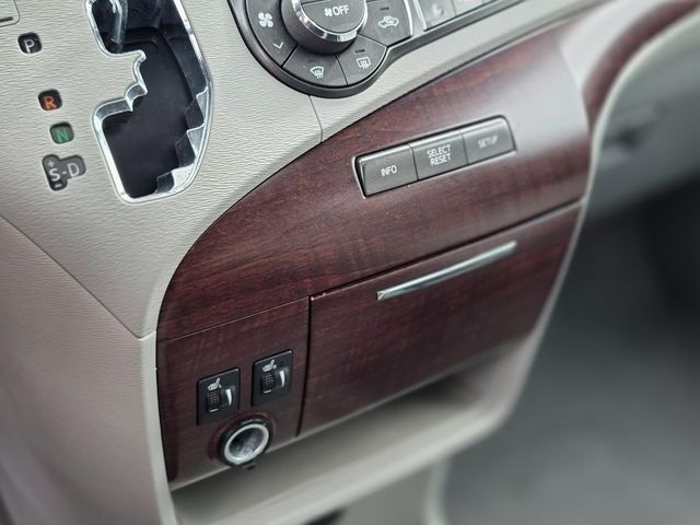 2011 Toyota Sienna Base - 22979169 - 30