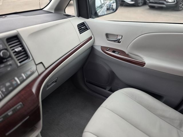 2011 Toyota Sienna Base - 22979169 - 32