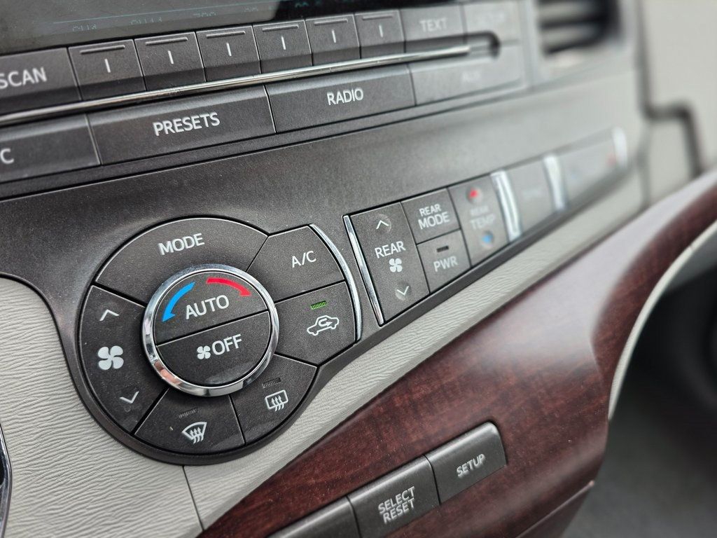 2011 Toyota Sienna Base - 22979169 - 35