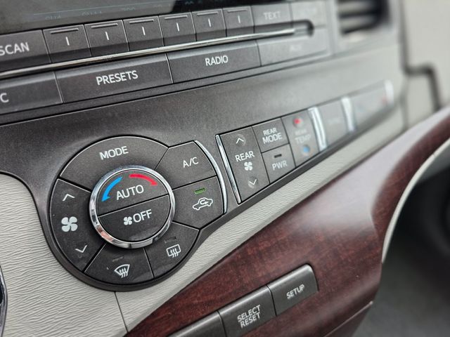 2011 Toyota Sienna Base - 22979169 - 35