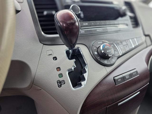 2011 Toyota Sienna Base - 22979169 - 37