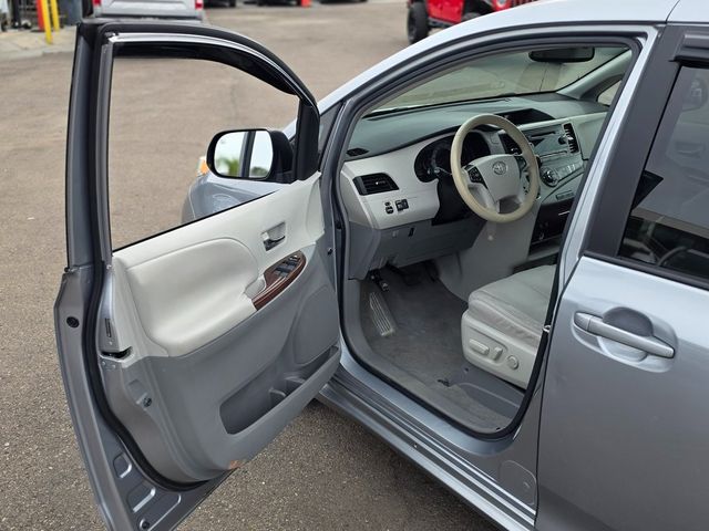 2011 Toyota Sienna Base - 22979169 - 44