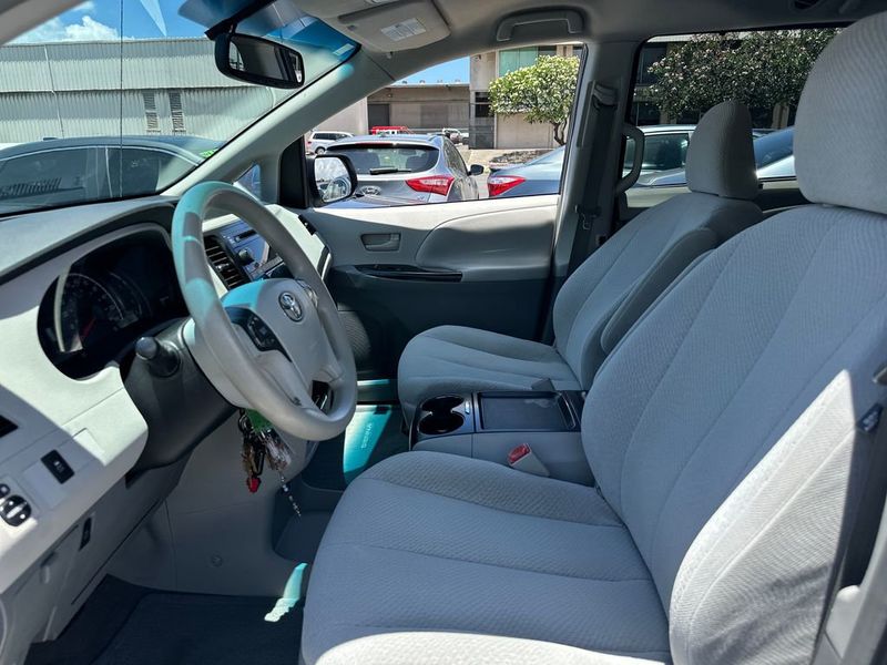 2011 Toyota Sienna LE - 23027320 - 11