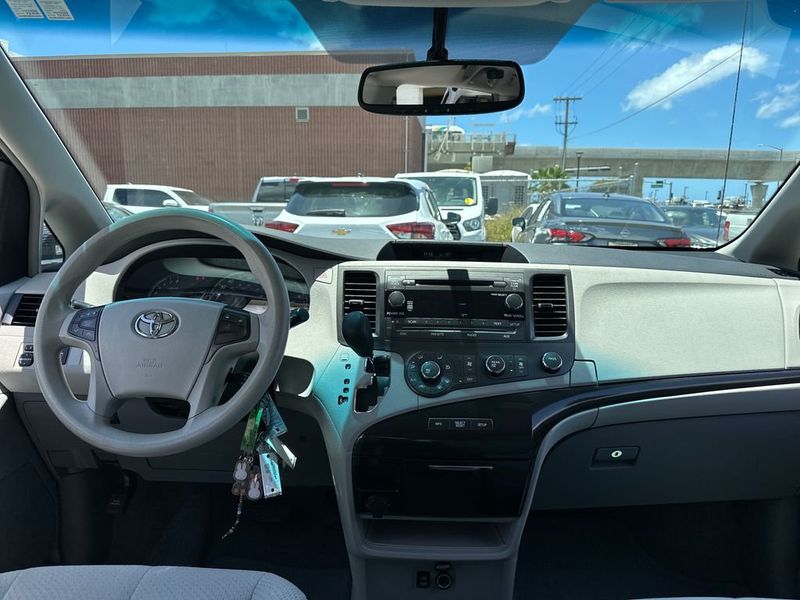 2011 Toyota Sienna LE - 23027320 - 12