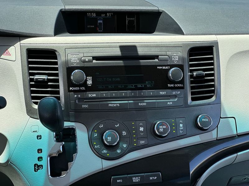 2011 Toyota Sienna LE - 23027320 - 14