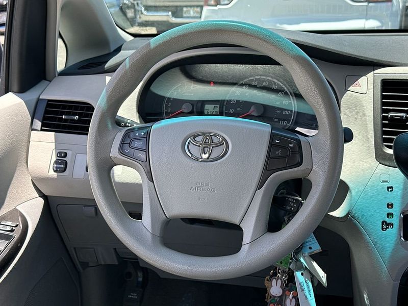 2011 Toyota Sienna LE - 23027320 - 16
