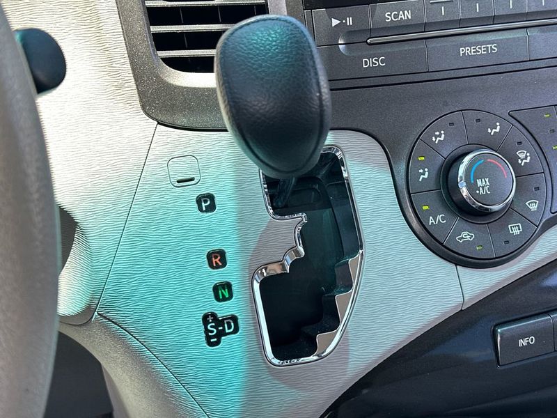 2011 Toyota Sienna LE - 23027320 - 17