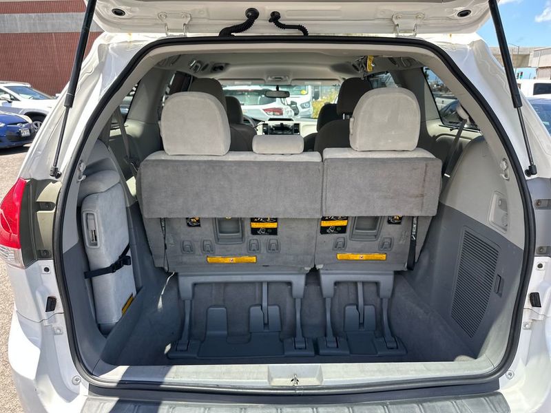 2011 Toyota Sienna LE - 23027320 - 18