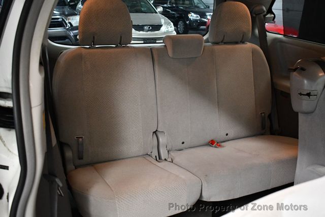 2011 Toyota Sienna LE - 23007786 - 17