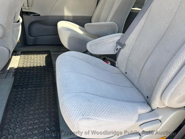 2011 Toyota Sienna LE - 23022534 - 7